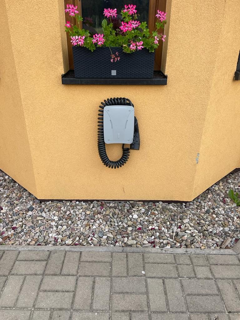 Wallbox na fasádě rodinného domu
