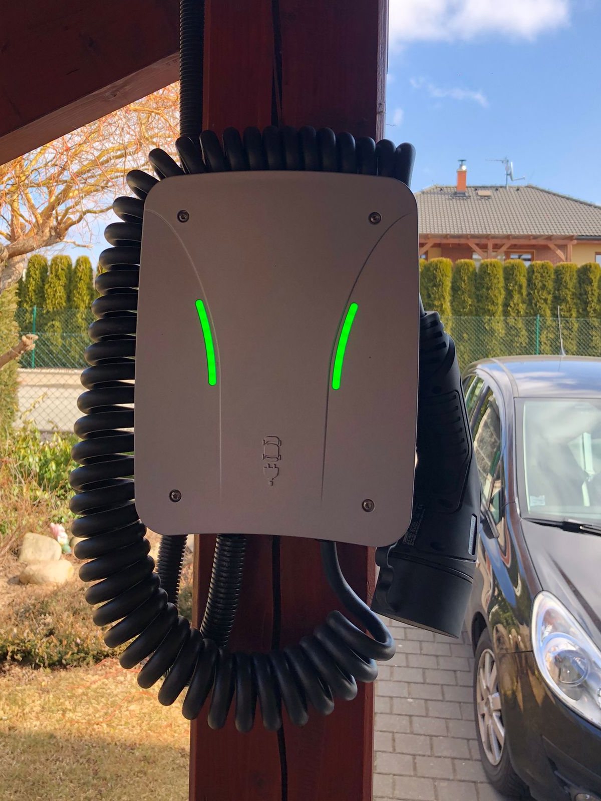 Wallbox na sloupu přístřešku u domu