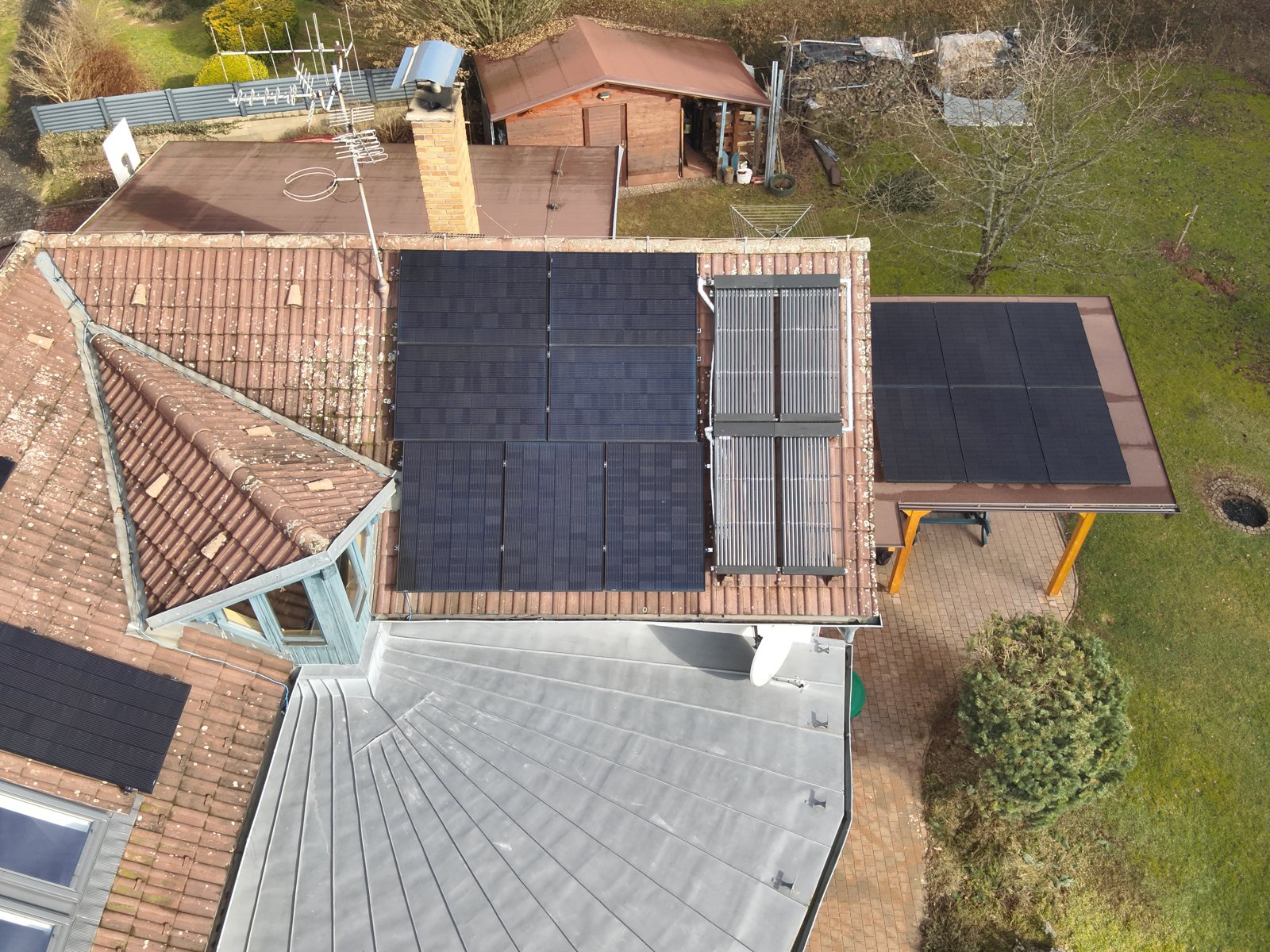 Šikmá tašková střecha a pergola