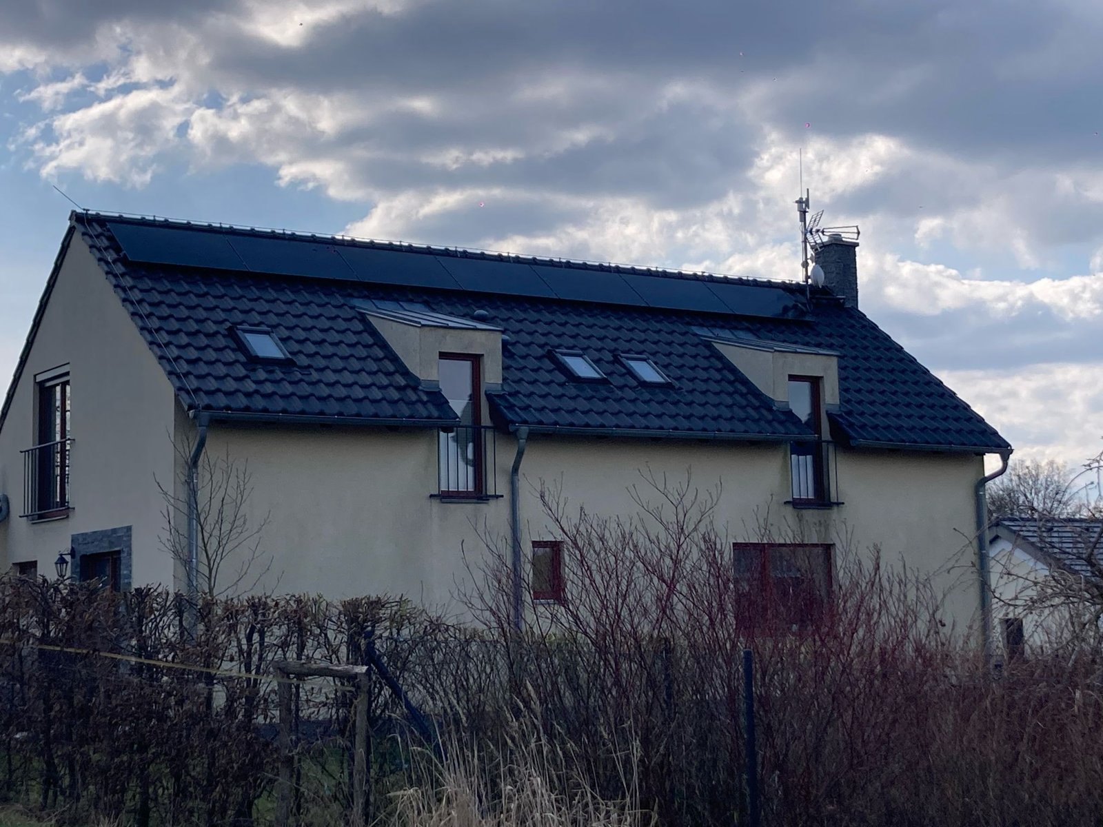 Šikmá střecha, celočerné panely