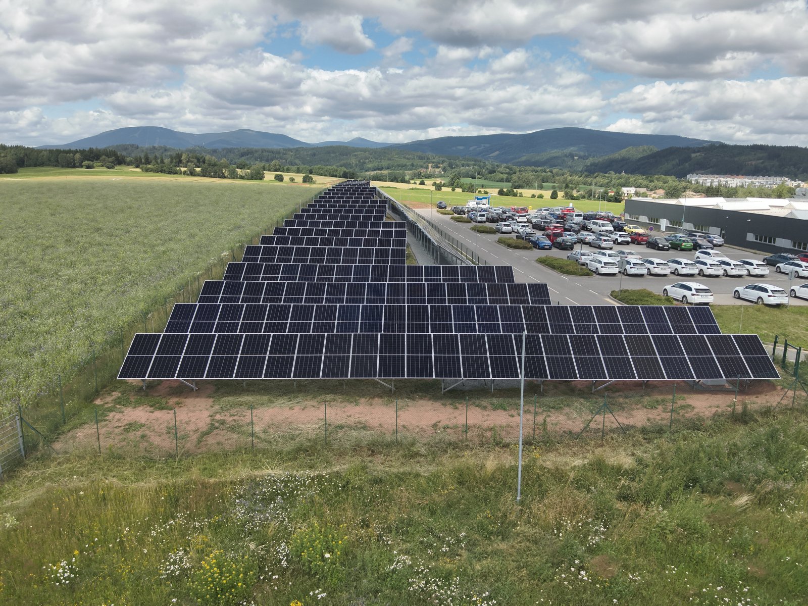 Pozemní elektrárna, řady panelů na svahu