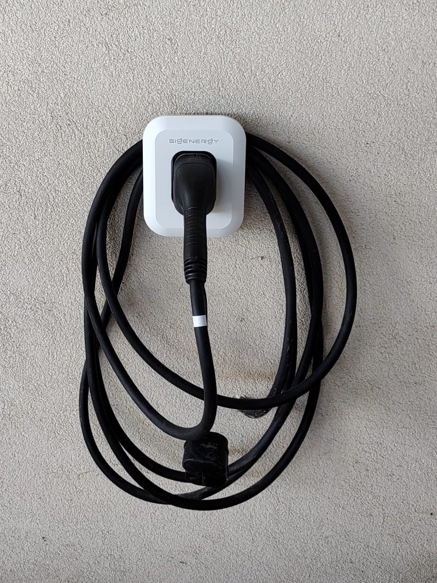 Kompaktní wallbox na omítce