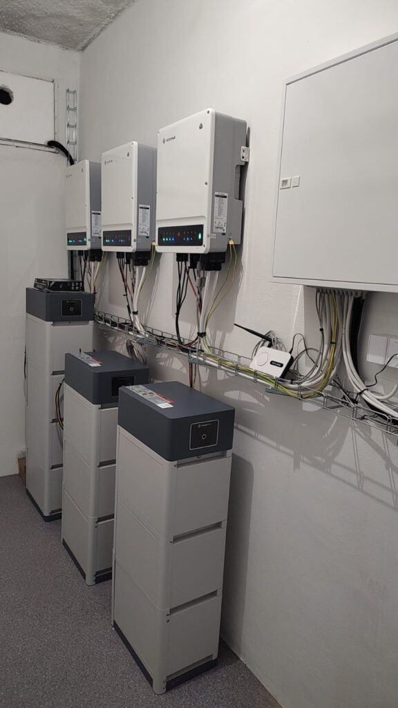 Technologie 3x set Goodwe 10 kW, baterie Pylontech H2 10.65 kW